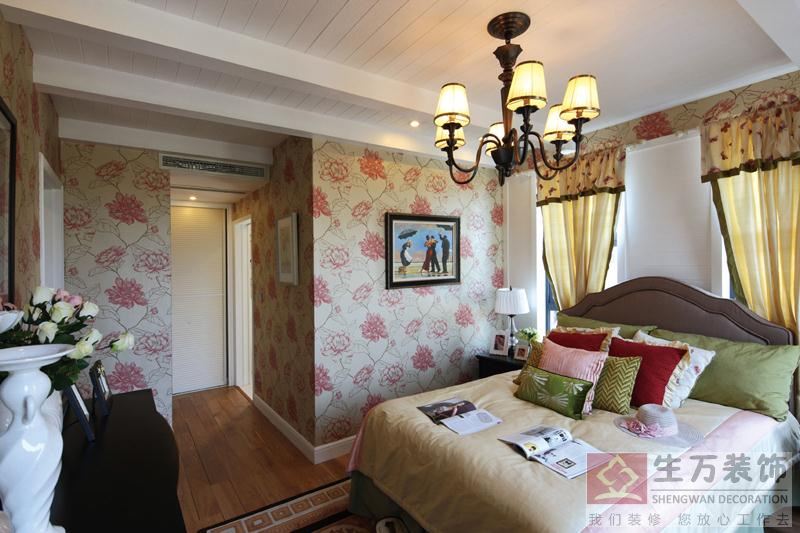 主人房装修过程中，以红花墙纸对墙面进行装饰，打破冰冷的空间，给空间带来阳光般的温暖。