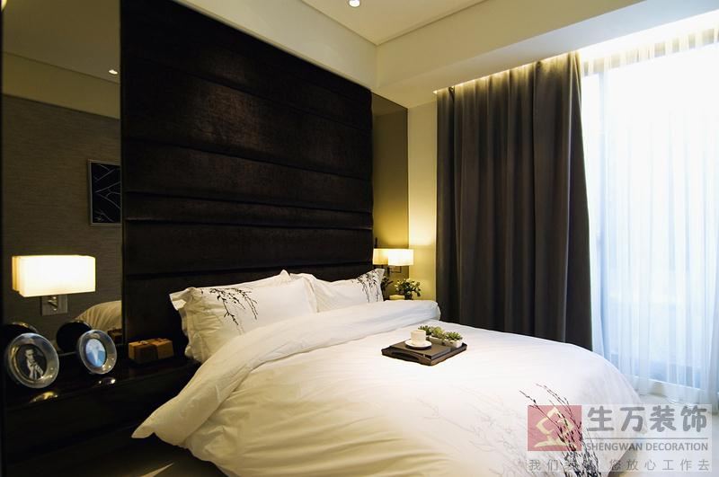 黑色的床头软包装饰背景与白色的床背，体现空间颜色的和谐统一。